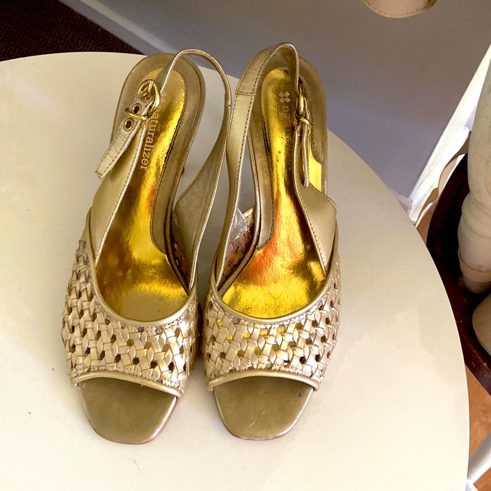 Leather kitten heels, by Natualizer
